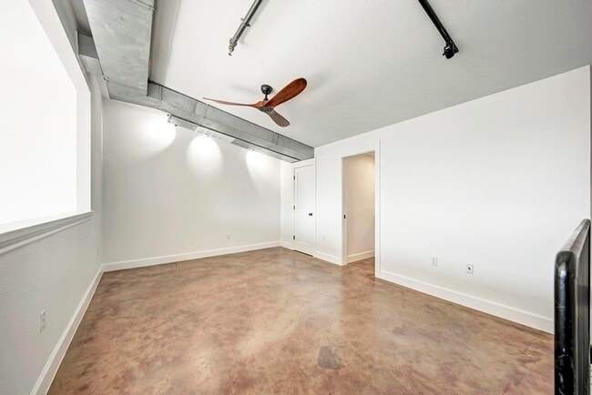 Building Photo - 807 E 14th St