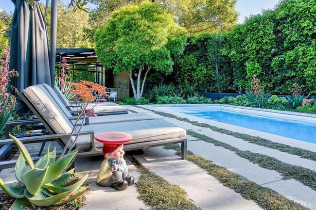 Building Photo - 162 Throckmorton Ave