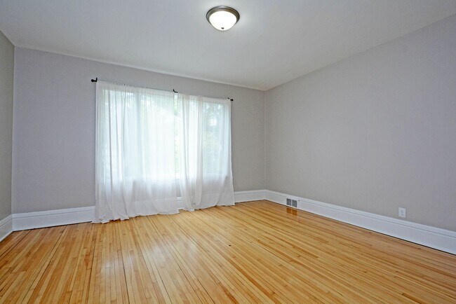 Building Photo - Beautiful 3-Bed 1.5-Bath Home Available Now in St. Paul!
