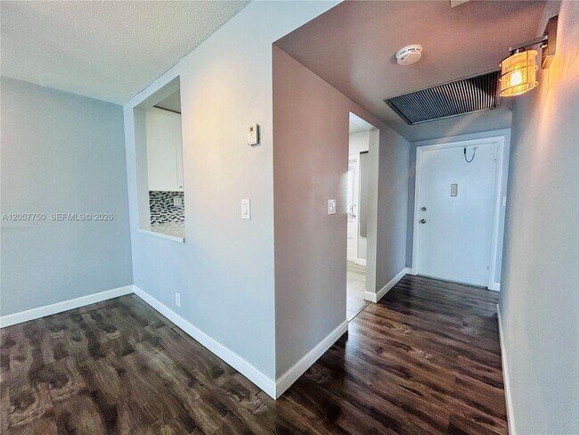 Building Photo - 2300 Park Ln
