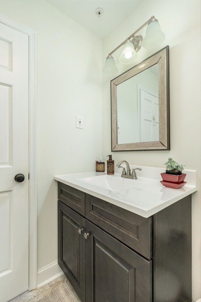 Building Photo - Stunning, Chic 2-Bedroom Apartment in the ...