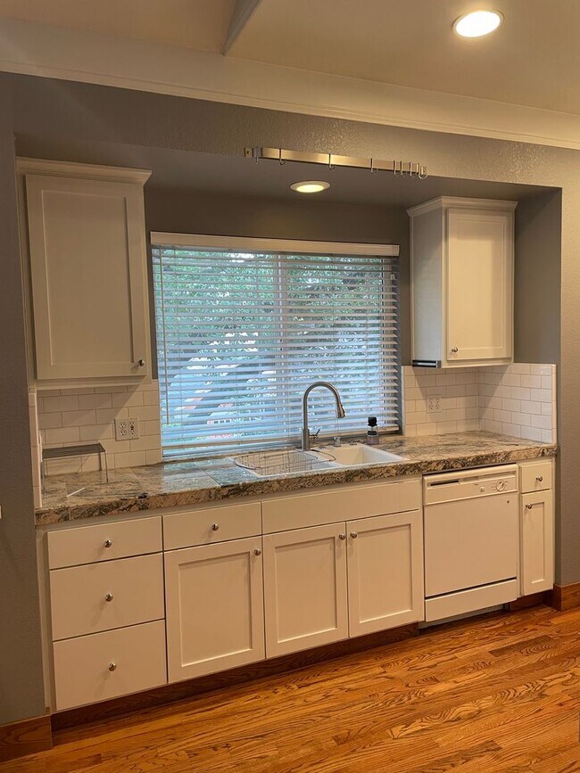 Building Photo - I STREET/22ND CORNER