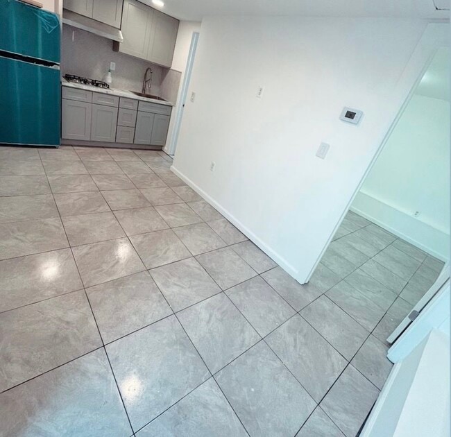 Primary Photo - 170 E 19th St