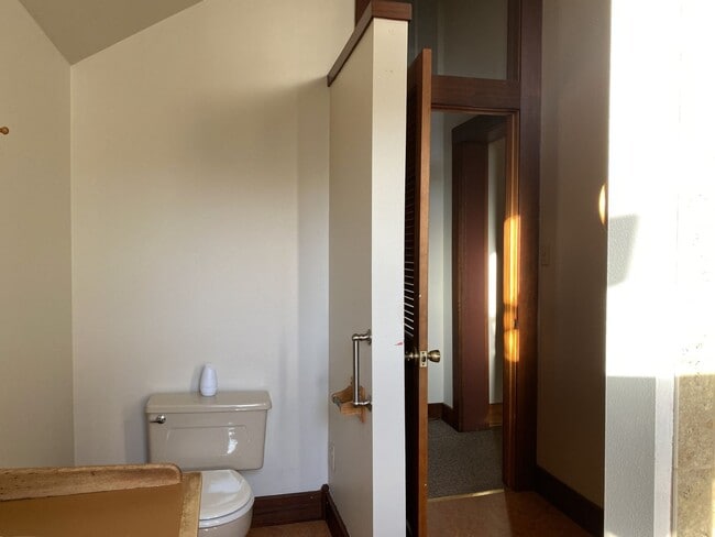 Building Photo - Country Home!