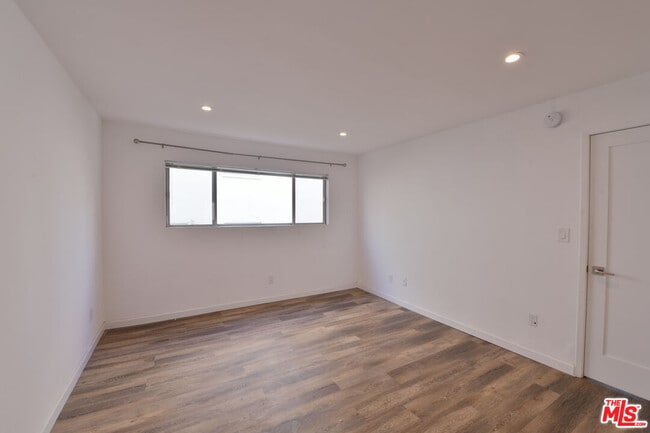 Building Photo - 136 S Palm Dr