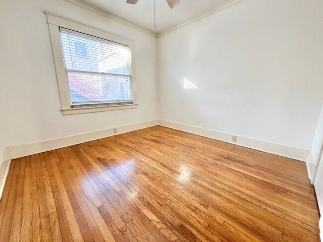 Building Photo - Lower Level 1 Bedroom with Den/Office in Alamitos Beach Apartment