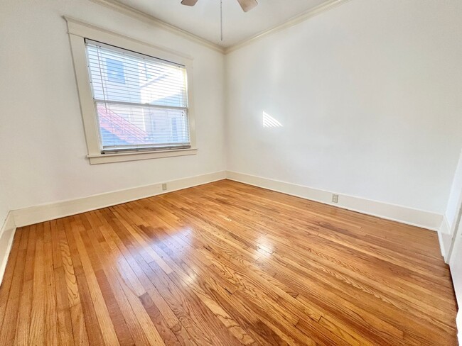 Building Photo - MOVE IN SPECIAL - Lower Level 1 Bedroom with Den/Office in Alamitos Beach Apartment