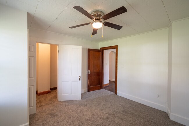 Building Photo - 433 N Randall St