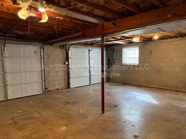 Building Photo - 11105 Lake Hills Dr