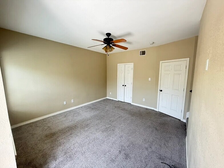Building Photo - Room in Townhome on Oceanside Dr
