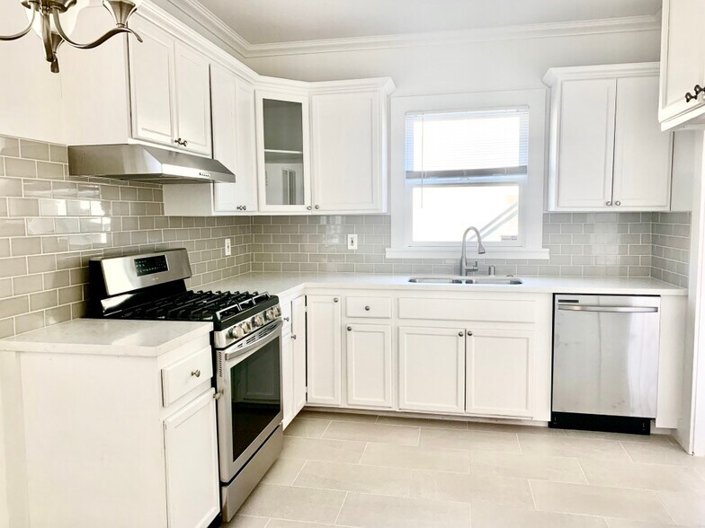Building Photo - 610 Parkman Ave