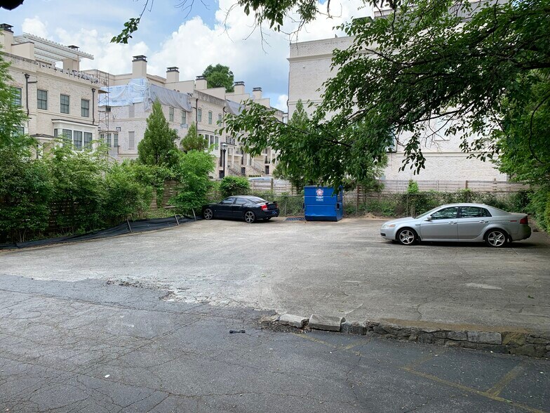 side parking lot - 3668 Kingsboro Rd NE