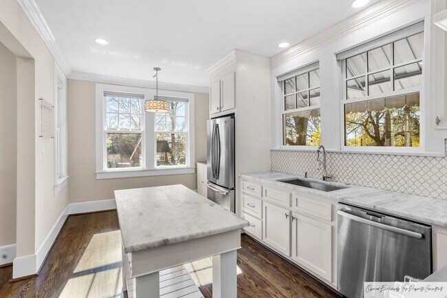 Building Photo - BEAUTIFUL ONE STORY BRICK HOME IN DOWNTOWN...