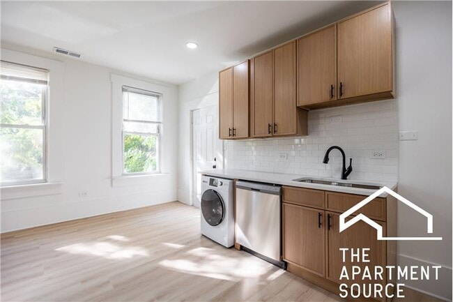 Primary Photo - 2301 N Leavitt St