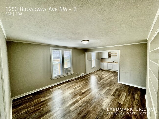 Building Photo - Updated 3 Bed/1Bath – First Month Only $1,...