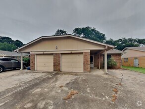 Building Photo - DARLING DUPLEX READY NOW!