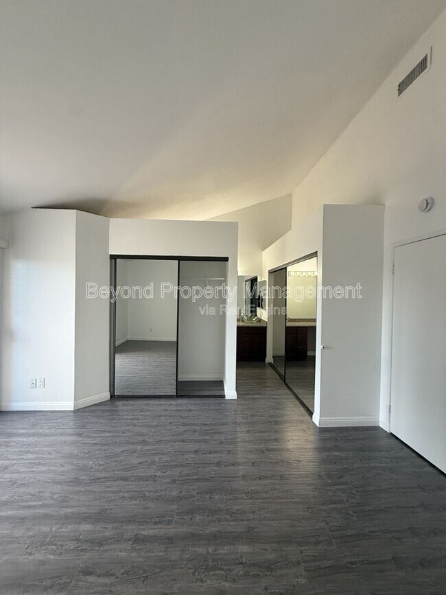 Building Photo - 8535 Paradise Valley Rd