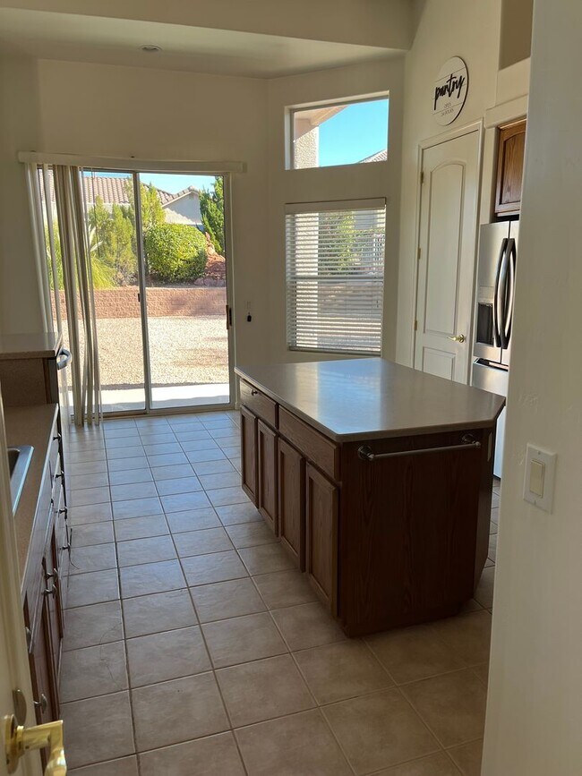 Building Photo - Elegant, spacious 3/2.5 home in gated LaPrivada