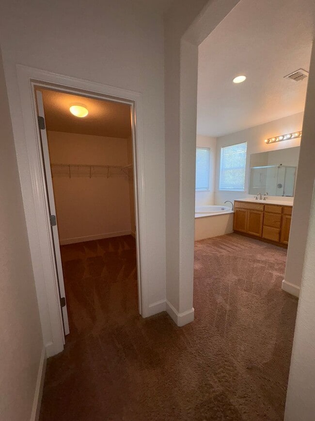 Building Photo - 100 Mt Adams Cir