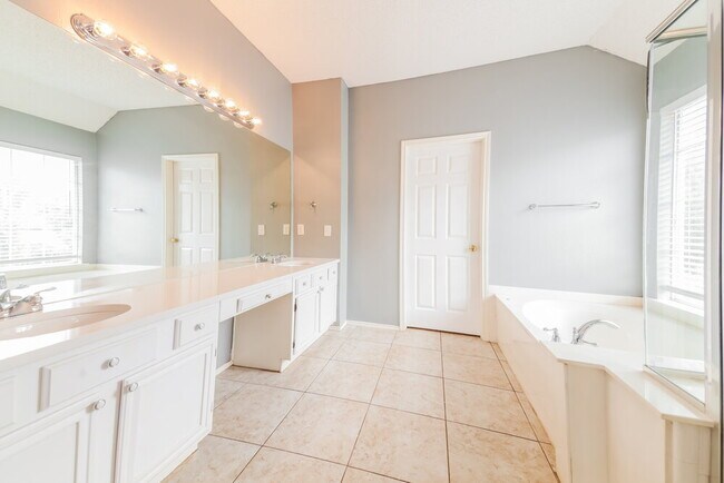 Building Photo - 774 Poplar Ct