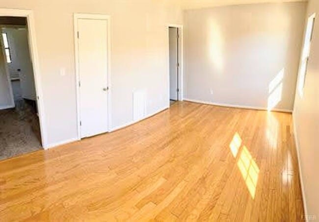 Building Photo - 3 Bedroom Townhome- Convenient Location!