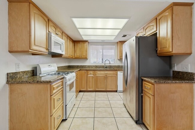 Building Photo - 1745 Los Feliz Dr