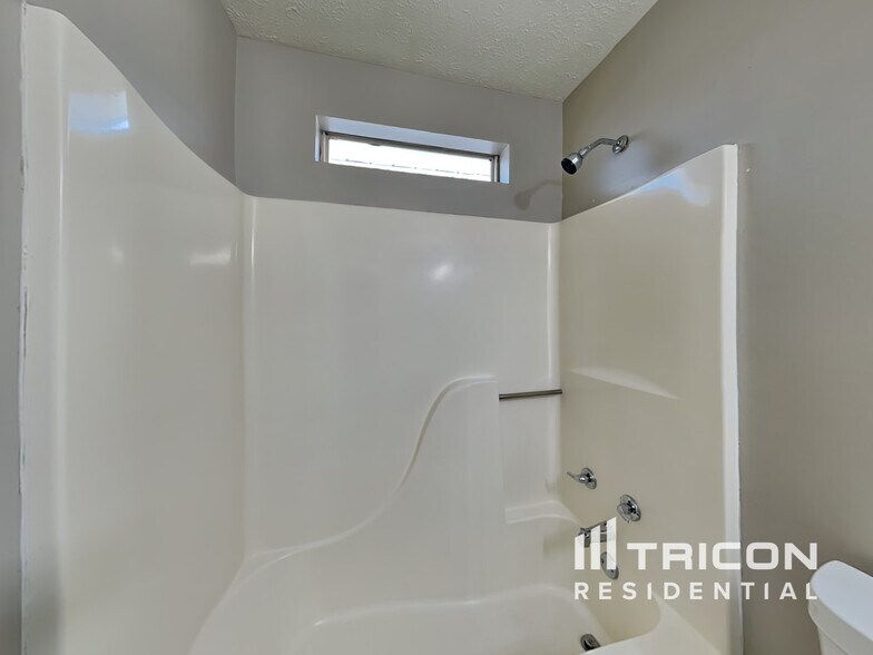 Building Photo - 102 Yocum Dr