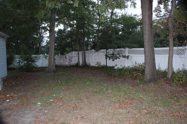 Fully fenced back yard - 573 Innkeeper Ln