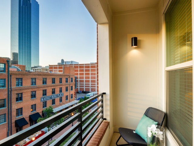 Building Photo - The Wolf of Dallas. 1 BR