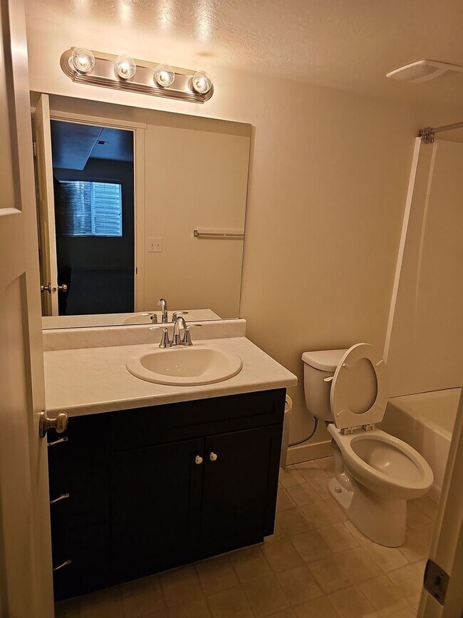 Building Photo - August free! 3 Bed/3.5 Bath Town Home for Rent in Bluffdale!