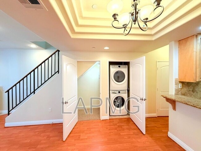 Building Photo - 12217 Moorpark St