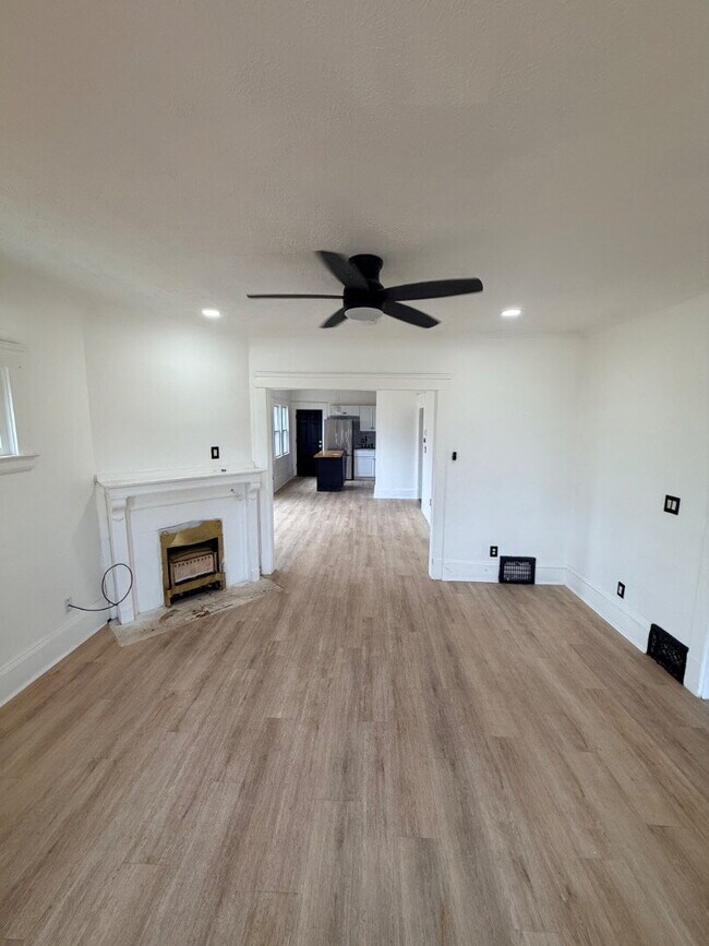 Building Photo - Fully Renovated 2-Bed Duplex | Modern Finishes