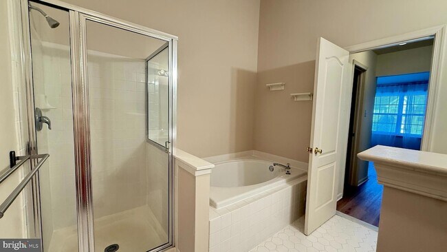 Building Photo - 207 Lookout Pl