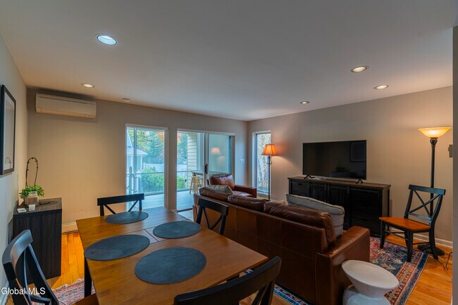 Building Photo - 28 White St