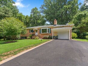 Building Photo - "Stunning 4-Bed Oasis with Granite Eleganc...
