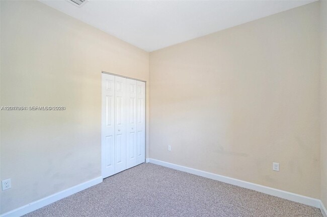 Building Photo - 1048 NE 208th St