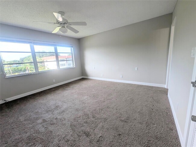 Building Photo - 820 S Hollybrook Dr