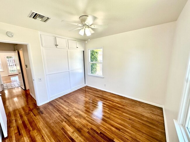 Building Photo - Single Family Home w/Backyard - 3 Bed/1 Bath