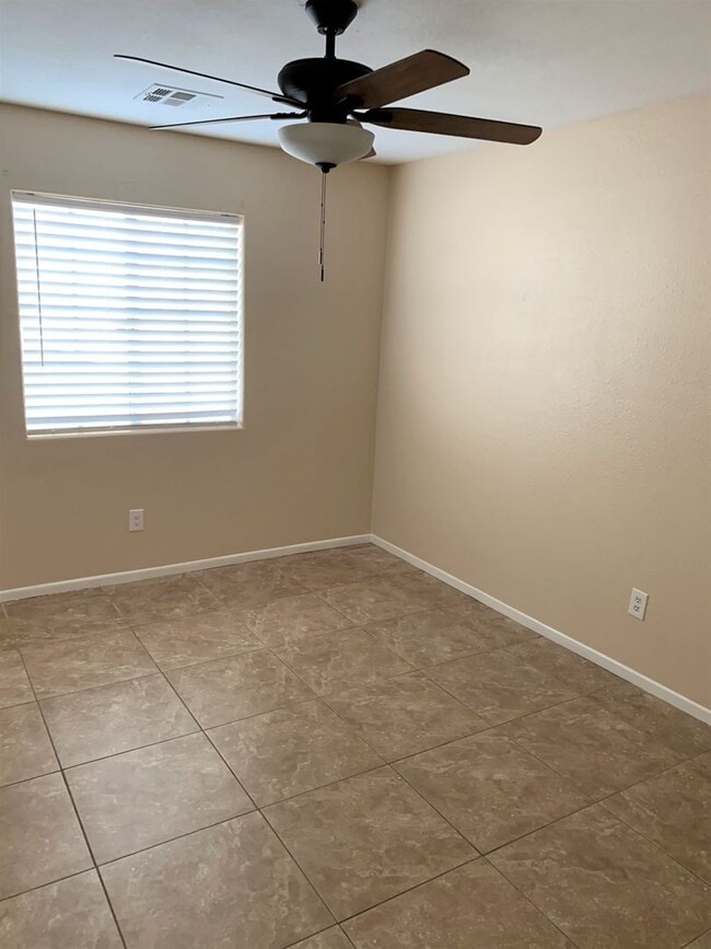 Building Photo - Clean 3 Bedroom 2 Bath