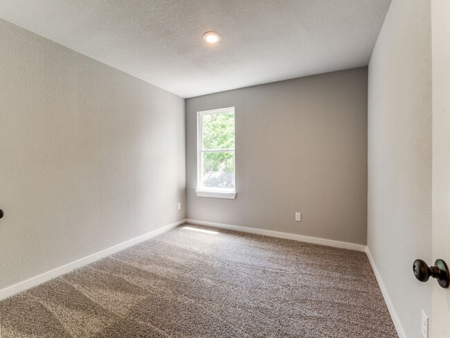Building Photo - 5116-5118 Locke Ave