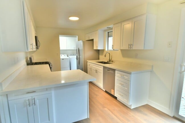 Building Photo - 3Bd/2Ba Everett House
