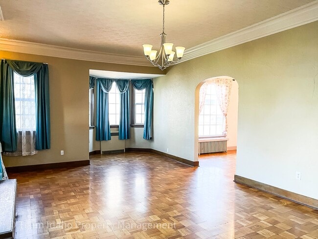 Building Photo - Charming 3bed/3bath home in Historic Fort Russell District