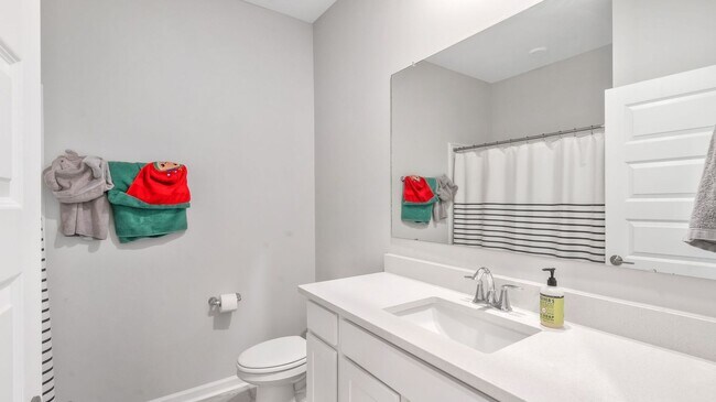 Building Photo - Like-new 4BR/3BA home in desirable St. Cla...