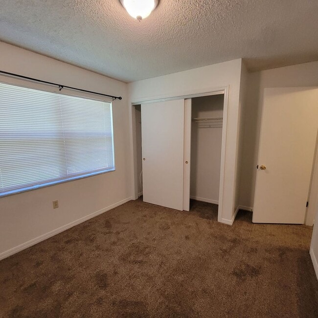 Building Photo - 2 bed 1.5 bath just remodeled