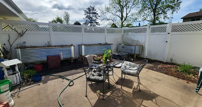 Building Photo - 1 Bedroom, 1 Bath Apartment- All utilities...
