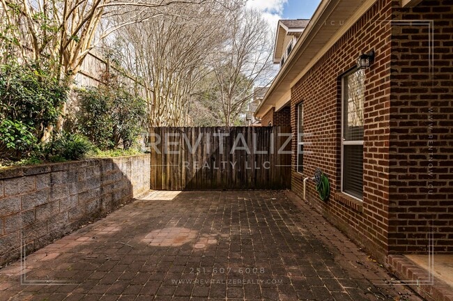 Building Photo - 3 Bed 2.5 Bath Townhome in West Mobile