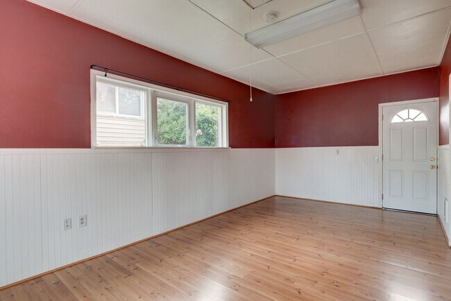 Building Photo - 2 Bedroom Pet Friendly Rambler in Town