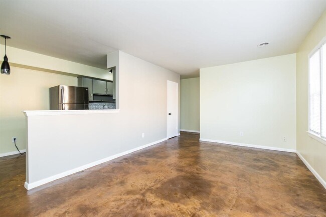 Building Photo - 1601 Alexandria Dr
