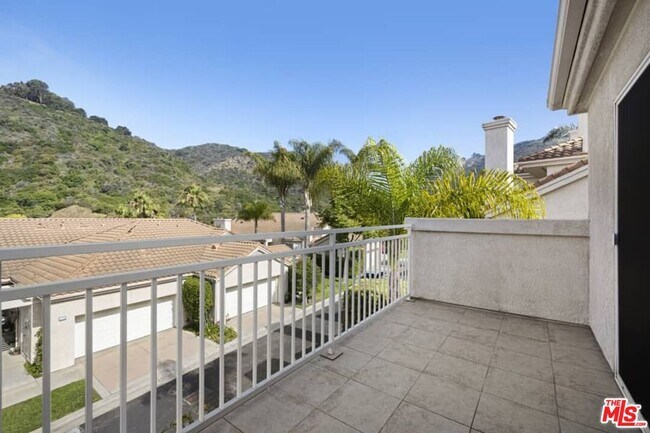Building Photo - 668 Palisades Dr