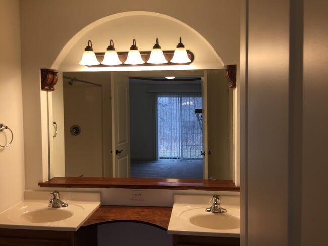 Building Photo - 2724 Hidden Dr